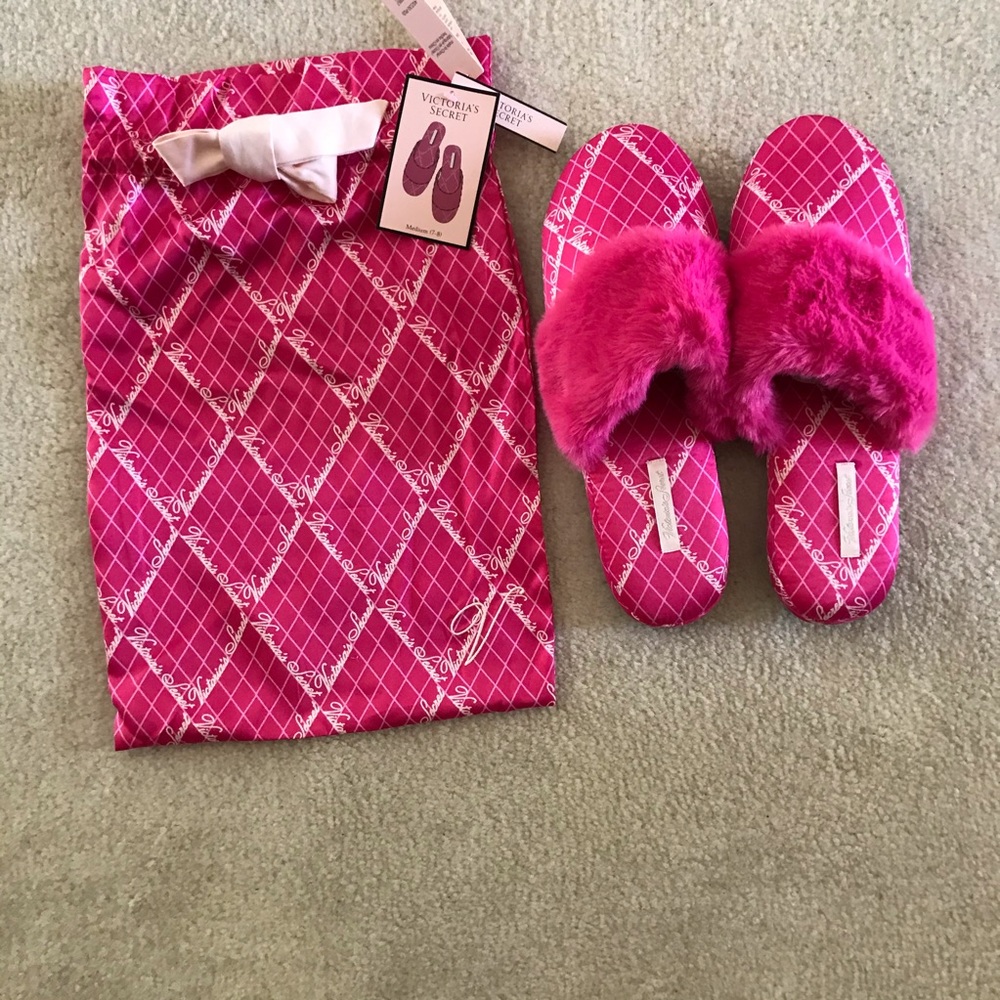 NWT Victoria’s Secret slippers & bag Medium